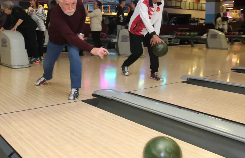 Ankara’da huzurevi sakinleri bowling ile eğlendi